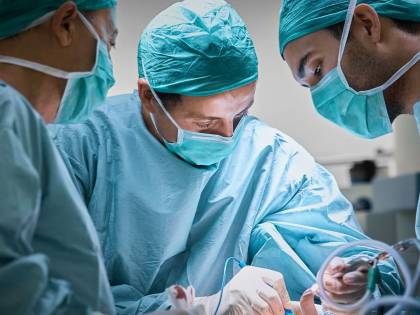 Nasconde il Coronavirus per l'intervento al naso, contagiati i medici