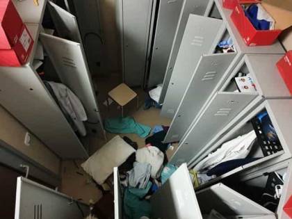 I medici in corsia per l'emergenza e i ladri svaligiano gli spogliatoi
