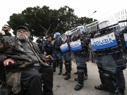 Vietato indossare le mascherine in carcere: "Creano allarmismo". E il governo manda i detenuti a casa