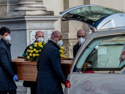 Mascherine e termoscanner: ecco come cambiano i funerali