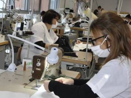 Rischiano lo stop anche le aziende che si stanno riconvertendo per produrre mascherine