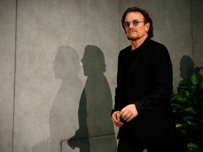 Bono degli U2 canta per l'Italia