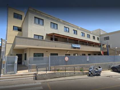 Gambiano pregiudicato aggredisce compagna e attacca agenti