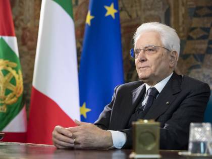 Mattarella: "Scuole chiuse ferita per tutti"
