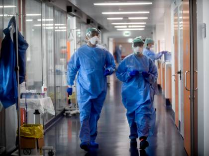 "Richiamano in servizio dottori 70enni e li mandano in guerra senza il fucile"