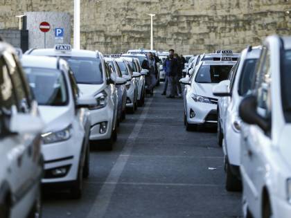 Il Comune fa test d'immunità agli autisti Atm. Taxi in rivolta: "Noi trattati come ambulanze"