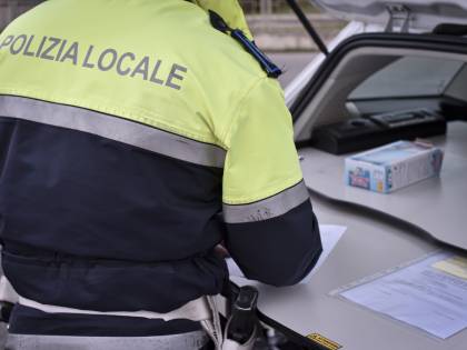 Torino, si ammassano in un magazzino per pregare: "Chiesa chiusa, qui ritroviamo Dio"