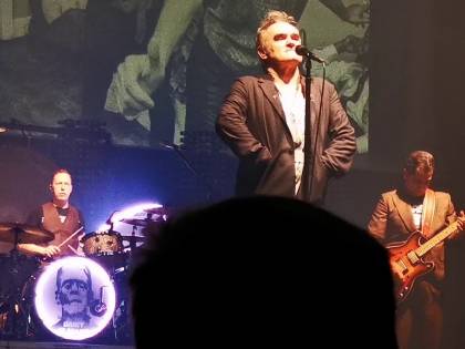 Coronavirus, Morrissey fuori controllo: "Per il virus mi cancellano il tour"