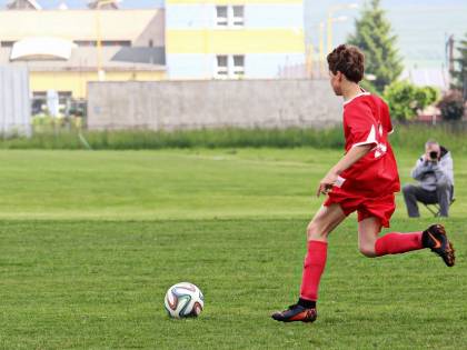Lui sputa in campo e lei cerca di strangolare l'avversario del figlio: Daspo per madre violenta