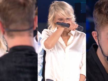 Amici, Maria De Filippi saluta l'eliminato in lacrime: "Sei perbene"