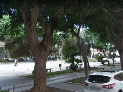 Cagliari, sorpreso a bivaccare in piazza: maliano attacca agenti