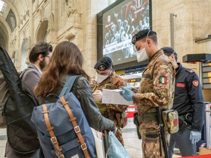 Fermati "fuggiaschi" verso Sud. Pianti e urla isteriche a Milano