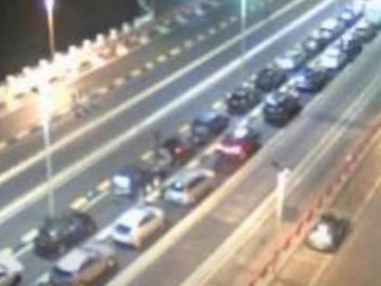 Messina, lunghe file per sbarcare in Sicilia. Musumeci: "Non siamo carne macello"