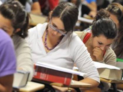 Coronavirus, la scuola pensa agli esami di maturità online