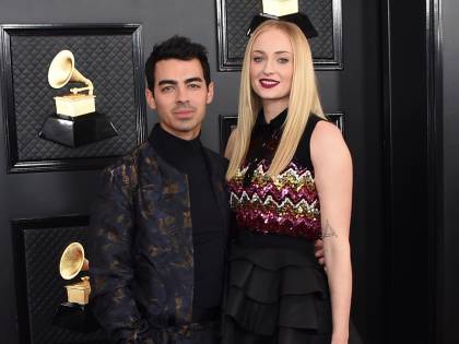 Sophie Turner: "Mio marito odia la quarantena, così lo faccio ubriacare". E i social la massacrano
