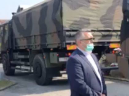 Virus, sindaco onora le salme di Bergamo. Pd choc: "Carovana di morti"