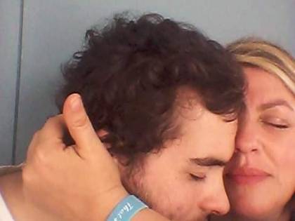 Lo sfogo di una mamma: "Quando esco con mio figlio autistico mi insultano"