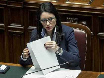 È bufera sulla Azzolina. Ma i 5 Stelle la blindano