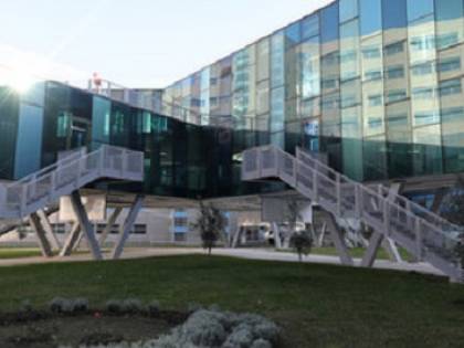 "Qui i positivi e i negativi sono nella stessa stanza". Caos nell'ospedale di Napoli