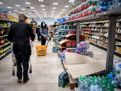 Follia in coda al supermercato Straniero ferisce tre poliziotti