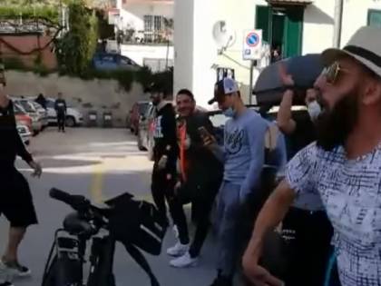 A Pozzuoli la festa in strada con balli e canti, il sindaco: "Scandaloso"