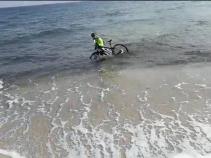 Otranto, ciclista si tuffa in mare per evitare la multa