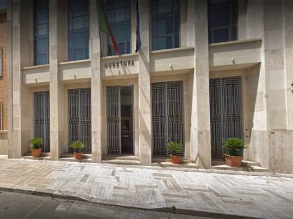 Latina, prima chiede denaro poi aggredisce agenti: preso clandestino