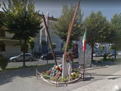 Caserta, calpesta bandiera italiana e morde militari: preso straniero
