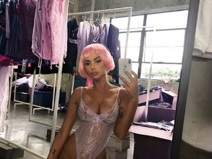 L'ex di Justin Bieber nuda sui social