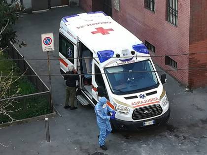 Arezzo, geometra del Comune accoltellato al collo