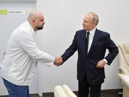 Covid-19, positivo un medico russo che ha strinse la mano a Putin