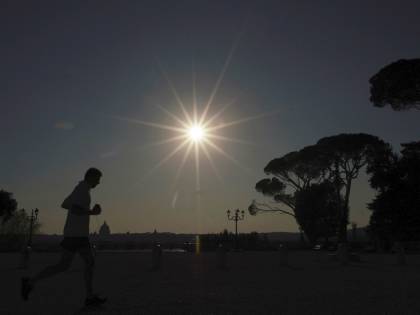 Cambiano (ancora) le regole: sì alle passeggiate vicino casa