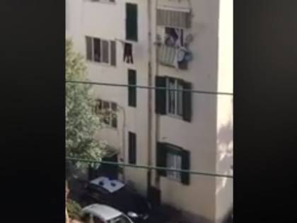 Nel rione del party abusivo: "Dobbiamo sfogarci altrimenti ammazziamo e facciamo rapine"