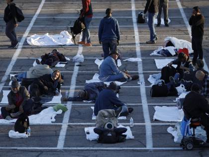 Coronavirus, a Las Vegas senzatetto sistemati in un parcheggio