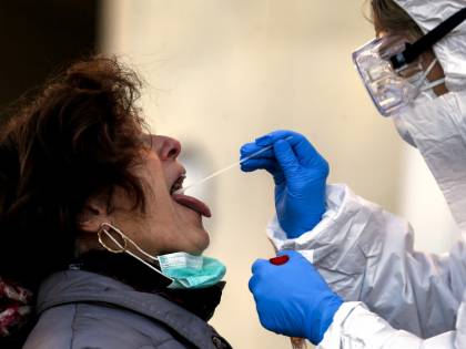 Il piano degli scienziati: test per trovare gli immuni e far ripartire il Paese