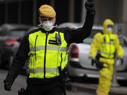 I pompieri spagnoli lanciano l'allarme: le persone ora muoiono a casa