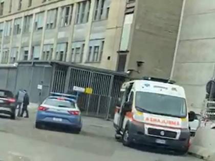 Straniero accoltella la moglie durante lite, positivo al Covid-19