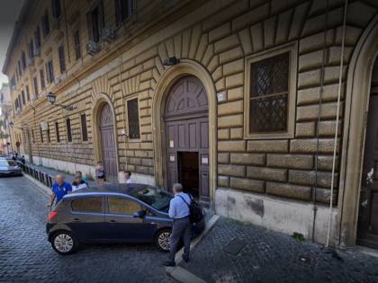 Roma, albanese ubriaco accusa moglie di tradimento e la pesta