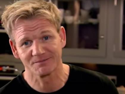 Gordon Ramsay in quarantena tenta l’operazione-simpatia ma è bufera social