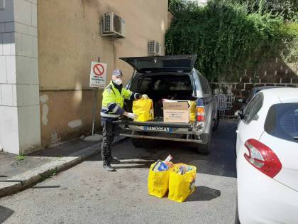 Pure le mail dei municipi in tilt: l'odissea per richiedere i buoni spesa