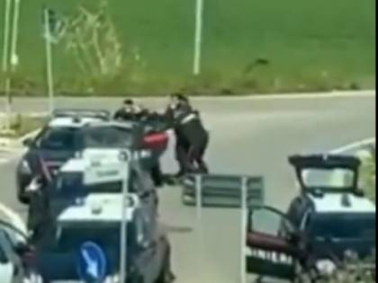Sfonda il posto di blocco poi pesta militari: "Ho il virus"