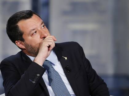"Troppi casi", "Pensi ai suoi di sindaci": è lite Salvini-Mastella
