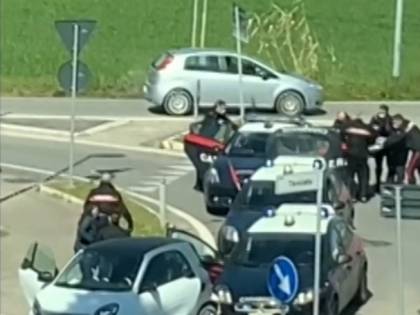 Rimini, straniero sfonda posto di blocco e ferisce 3 militari