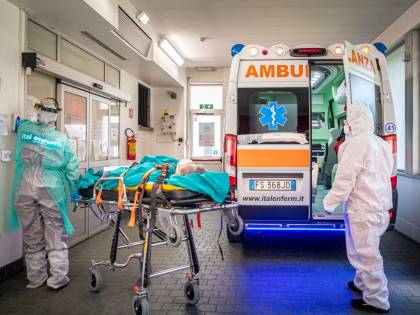 "Malati costretti a stare per ore nelle ambulanza davanti agli ospedali..."