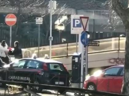 Africano dà in escandescenze alle poste, poi pesta i carabinieri