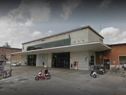 Faenza, senza documenti in stazione: immigrata aggredisce agenti