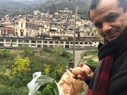 De Luca va a prendere le uova dai genitori, sui social impazza la polemica