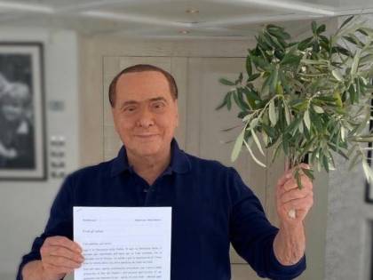 Berlusconi: "Bersani in ospedale mi tenne la mano per mezz'ora"