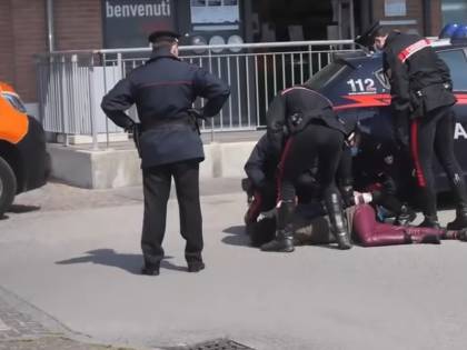 Ravenna, nigeriana molesta clienti al supermercato e attacca militari