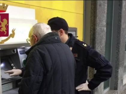 "Ho difficoltà a ritirare la pensione" e i poliziotti aiutano l'anziano